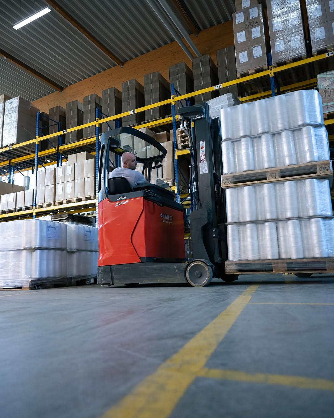 Stretchplus Lager mit Folienrollen